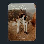 Handskrivet Bröllop-fototackkort Magnet<br><div class="desc">Den här 2-fotodesignen har ett handskrivet Tack för kalligrafi i elegant,  mot ditt vackra bröllop bild. Anpassad enkelt med dina personuppgifter och foton.</div>
