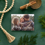 Handskrivet jullfoto för lekfull typografi julkort<br><div class="desc">Bara snyggt och festlighet. Med ett handskrivet stil hälsning med foto och text. Det finns ett toningsöverlägg över fotot för att markera texten. Baksidan visar en handdragen snö mönster i rött för en speciell beröring i extra.</div>