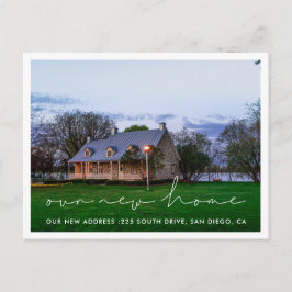 Handskrivet minimalistiskt meddelande om flytta av vykort