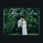 Handskrivet skript för vit Elegant i Bröllop Magnet<br><div class="desc">Gratulerar till kärlek och visa tacksamhet med anpassadets fotot bröllop tack till er magnet! Denna unika keepy är en perfekt för att påminna dina kära om din speciella dag samtidigt som du uttrycker ditt innerliga tack på ett minnesvärt sätt. Den har ett vitt skript i eleganten. Anpassa genom att lägga...</div>