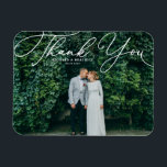 Handskrivet skript för vit Elegant i Bröllop Magnet<br><div class="desc">Gratulerar till kärlek och visa tacksamhet med anpassadets fotot bröllop tack till er magnet! Denna unika keepy är en perfekt för att påminna dina kära om din speciella dag samtidigt som du uttrycker ditt innerliga tack på ett minnesvärt sätt. Den har ett vitt skript i eleganten. Anpassa genom att lägga...</div>