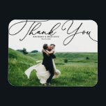 Handskrivet skript i svart Elegant Bröllop Magnet<br><div class="desc">Gratulerar till kärlek och visa tacksamhet med anpassadets fotot bröllop tack till er magnet! Denna unika keepy är en perfekt för att påminna dina kära om din speciella dag samtidigt som du uttrycker ditt innerliga tack på ett minnesvärt sätt. Den har ett vitt skript i eleganten. Anpassa genom att lägga...</div>