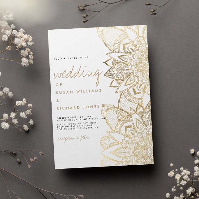 Handskrivet skript med texten guld mandala bröllop inbjudningar (Handwritten script lettering gold mandala wedding)