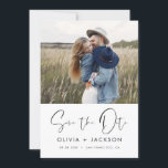 Handskrivet vitt Spara datumfotoskriptet Spara Datumet<br><div class="desc">Modern och Elegant Photo Save the Date Bröllop Card. Datuminbjudan innehåller vit handsauktoriserad typografi och chic och enkel design på en vit bakgrund som du kan lägga till ditt anpassade förlovning-fotografi bild till.</div>