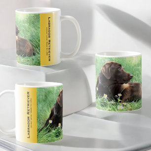 Handsome Labrador Retriever Porträtt i Flowers Kaffemugg