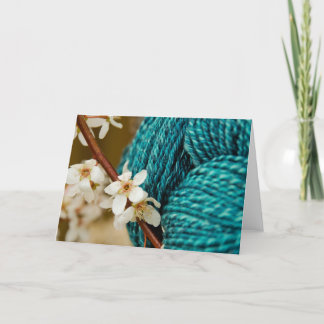 Handspun med plommonet blomstrar kortet kort