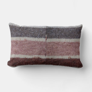 handstickad brun och belägringsstrimlad design lumbarkudde