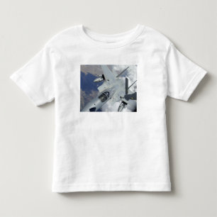 Handtag för en örn F-15 i väg från en KC-135 Tee