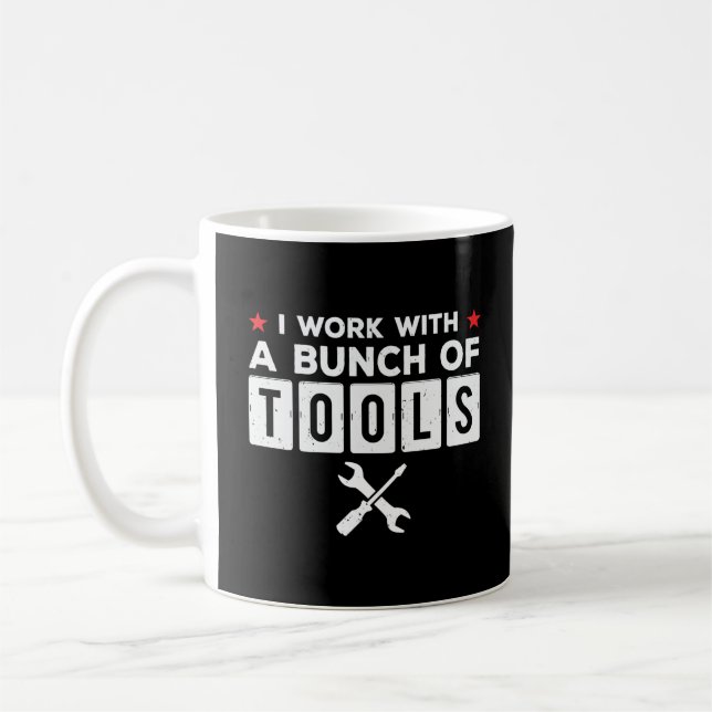 Handyman Carpenter Gift - jag jobbar med Verktyg Kaffemugg (Vänster)