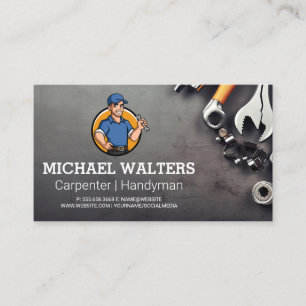 Handyman Holding Wrench Verktyg vid Bord Visitkort