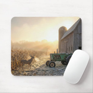 Hane hjort med grön traktor musmatta