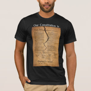 Hänga vid en tråd på den svart skjortan t shirt