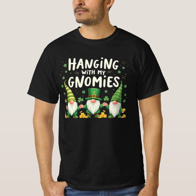 hängande med gnomer, lustiga patrikers dag t shirt (Framsida)
