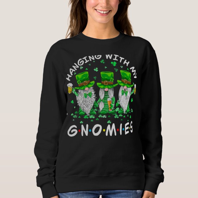 Hängande med Gnomies Gnome St Patrick S Day Funny T Shirt (Framsida)