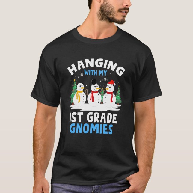 Hängande med min första Klass Gnomies-lärare Chris T Shirt (Framsida)