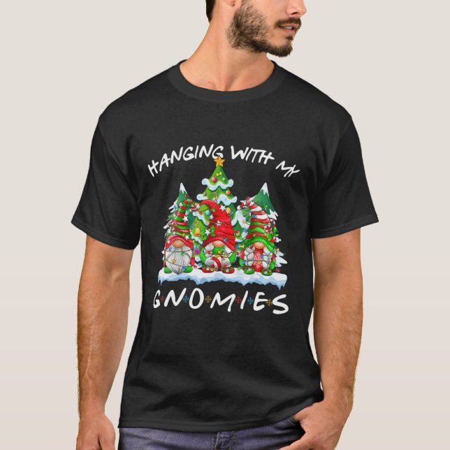 Hängande med min Gnomies Funny Cute Gnomes Christm T Shirt (Framsida)