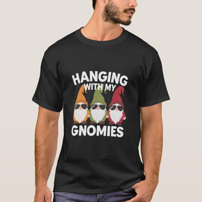 Hängande med min Gnomies Funny Garden Gnome T Shirt (Framsida)