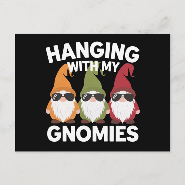 Hängande med min Gnomies Funny Garden Gnome Vykort (Framsida)