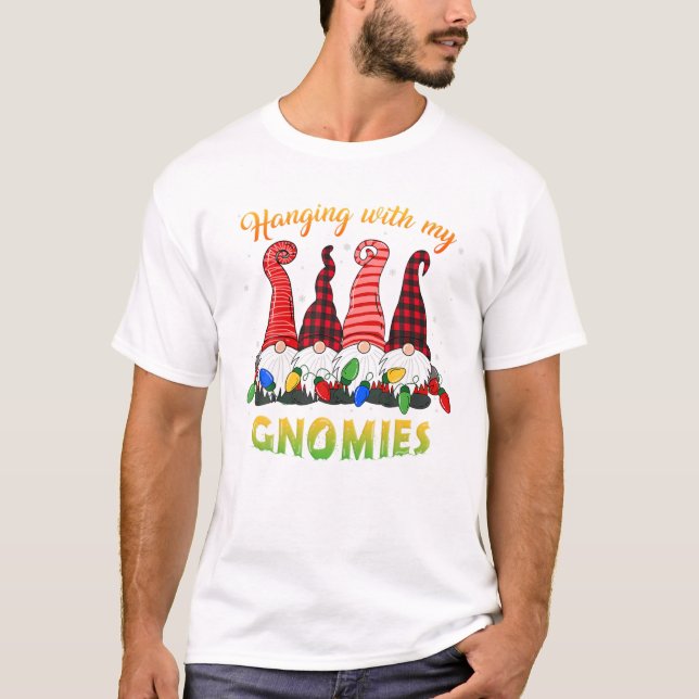 Hängande med min Gnomies jul Pajamas Hanging T Shirt (Framsida)