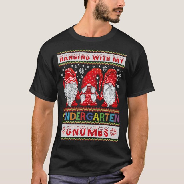 Hängande med min Kindergarten Gnomies Ugly Sweater T Shirt (Framsida)