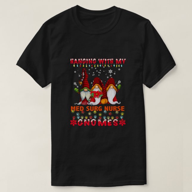 Hängande med min Med Surg Nurse Gnomes Ugly Julaft T Shirt (Design framsida)