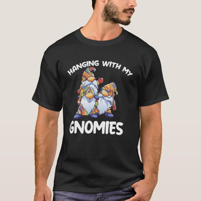 Hängande med mina Gnomies T Shirt (Framsida)