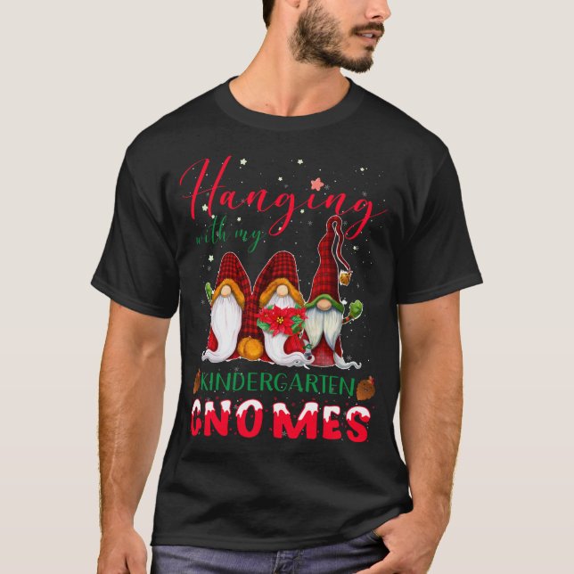 Hängande med mina Gnomies tre Gnomes Pajamas Chris T Shirt (Framsida)