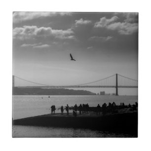Hängbro i Lissabon Svart och Vitt Foto Kakelplatta