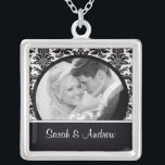 Hänge för damast för vit för svart för silverpläterat halsband<br><div class="desc">Kopplar ihop damastast fotobröllop för vit & för svarten fotohalsbandet!  Den perfekta gåvan för gifta sig kopplar ihop nyligen!</div>