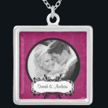 Hänge för svart för bröllophalsbandfoto rosa silverpläterat halsband<br><div class="desc">Kopplar ihop damastast fotobröllop för rosor & för svarten fotohalsbandet!  Den perfekta gåvan för gifta sig kopplar ihop nyligen!</div>