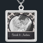 Hänge för svart för bröllophalsbandfoto rosa silverpläterat halsband<br><div class="desc">Kopplar ihop damastast fotobröllop för rosor & för svarten fotohalsbandet!  Den perfekta gåvan för gifta sig kopplar ihop nyligen!</div>