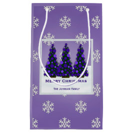 Hänger lös den purpurfärgade julgrangåvan för