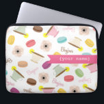 Hänger lös Themed personligelektronik för fransk Laptop Fodral<br><div class="desc">En elektronik hänger lös att presentera illustrationer av rosa franska anemonblommor,  tekoppar,  franska macarons och "bonjour!",  Personifiera med ditt namn beklär på.</div>