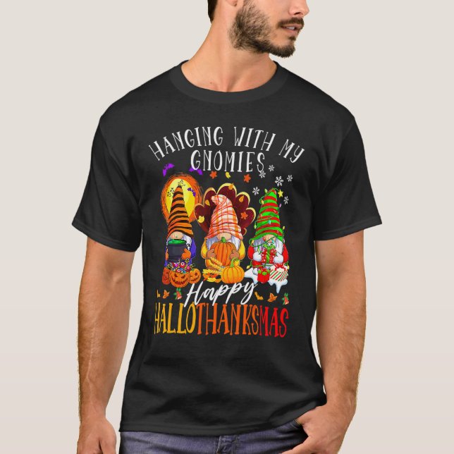 Hänger med mina tomtar Glad Hallothanksmas Tomte T Shirt (Framsida)