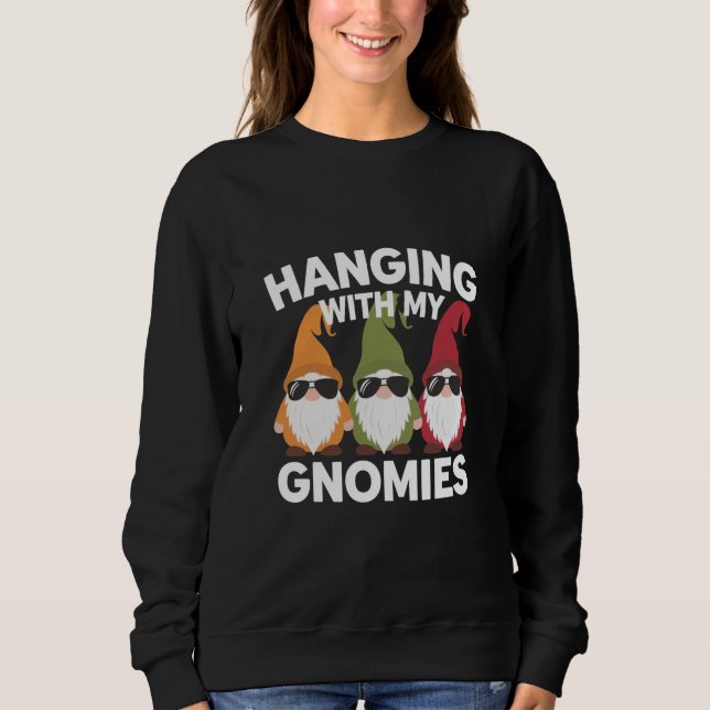 Hänger Med Mina Tomtar Rolig Trädgårdstomte T Shirt (Framsida)