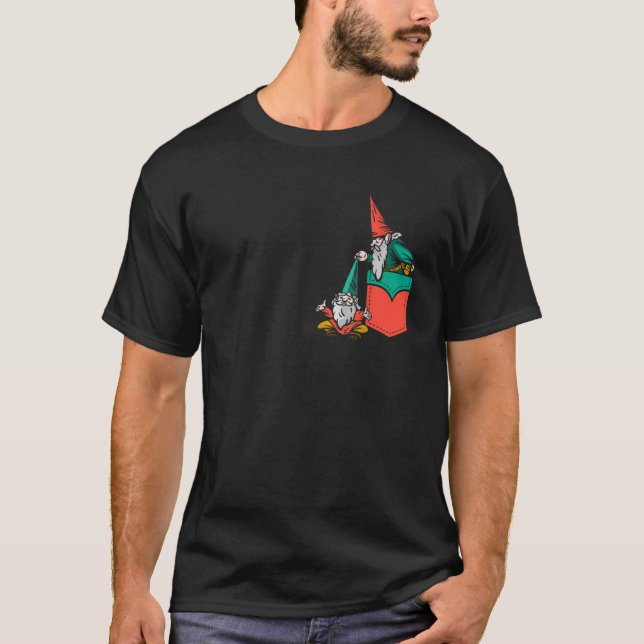 Hanging Pocket Gnome Gnomies  T Shirt (Framsida)