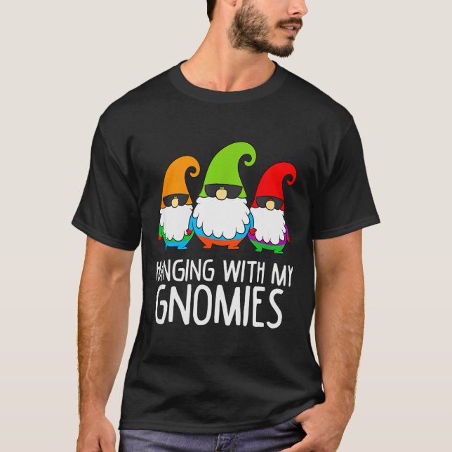 Hanging With My Gnomies Funny Garden Gnome  T Shirt (Framsida)