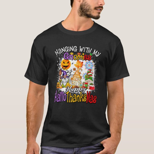Hanging with my Gnomies Happy Hallothanksmas Famil T Shirt (Framsida)