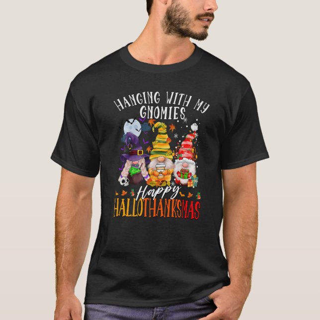 Hanging With My Gnomies Happy Hallothanksmas Gnome T Shirt (Framsida)