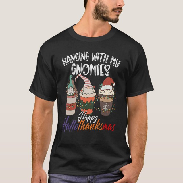 Hanging With My Gnomies Happy Hallothanksmas Gnome T Shirt (Framsida)