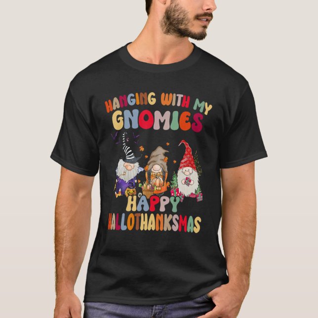 Hanging With My Gnomies Happy Hallothanksmas Gnome T Shirt (Framsida)