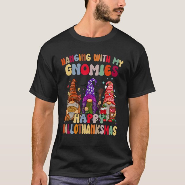 Hanging With My Gnomies Happy Hallothanksmas Gnome T Shirt (Framsida)