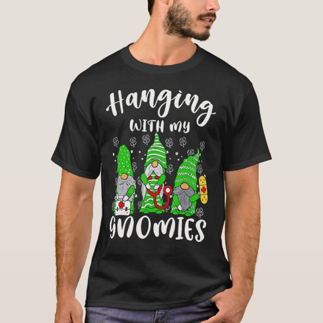 Hanging With My Gnomies Nurse Shamrock Clover Patr T Shirt (Framsida)