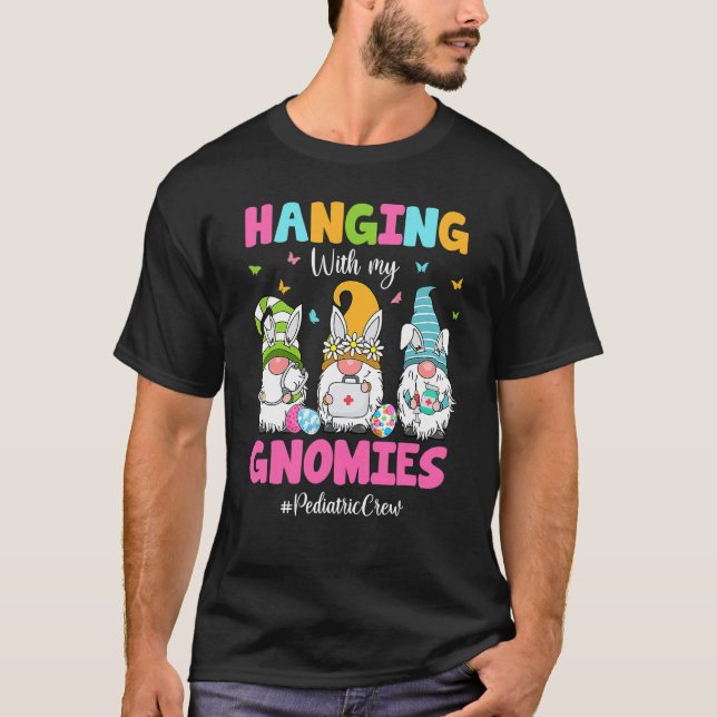 Hanging With My Gnomies Pediatric Nurse Easter Day T Shirt (Framsida)