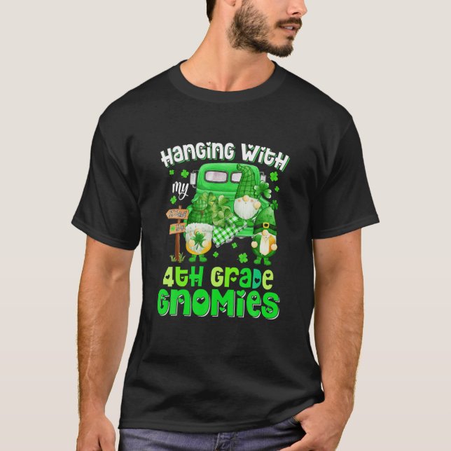 Hangin's with 4th Klass Gnomies Lastbil Lacher St  T Shirt (Framsida)