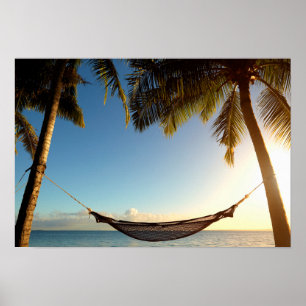 Hängmatta mellan palmträd på tropisk strand poster