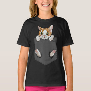 Hängning av katt i fickans spjälltäckta kattloc t shirt