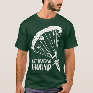 Hängning kring en underlig parachuting Älskare Sky T Shirt
