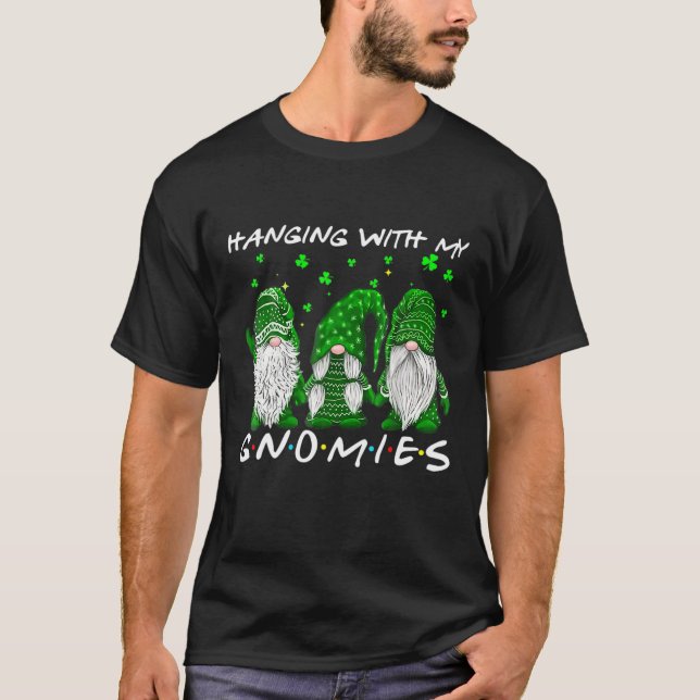 Hängning med Gnomies Gnome St patrick's day Funny T Shirt (Framsida)