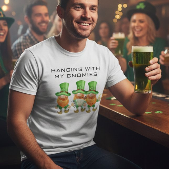 Hängning med min Gnomies Funny St. Patrick's Day T Shirt (Skapare uppladdad)